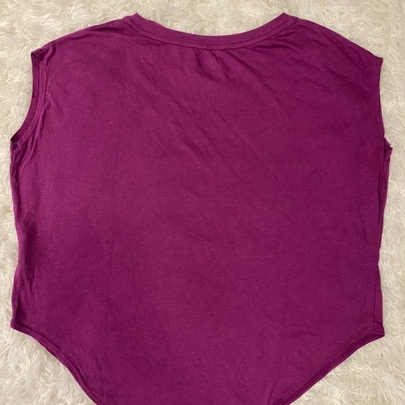 Nike tank/short sleeve - Picture 2 of 4